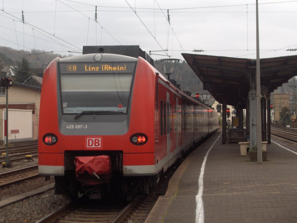 425 097 3 inj Linz am Rhein als RE 8 
zu ihm gehrt noch ein 425er der im nachher folgenden Bild zu sehen ist

Da auch der Grund warum der Zug in Linz endete
