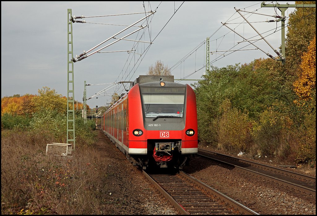 425 101/601 und ein Schwestertriebzug erreichen als RE8  Rhein-ERFT-Express , Mnchengladbach Hbf - Koblenz Hbf, den Bahnhof Bonn-Oberkassel. (24.10.2009)