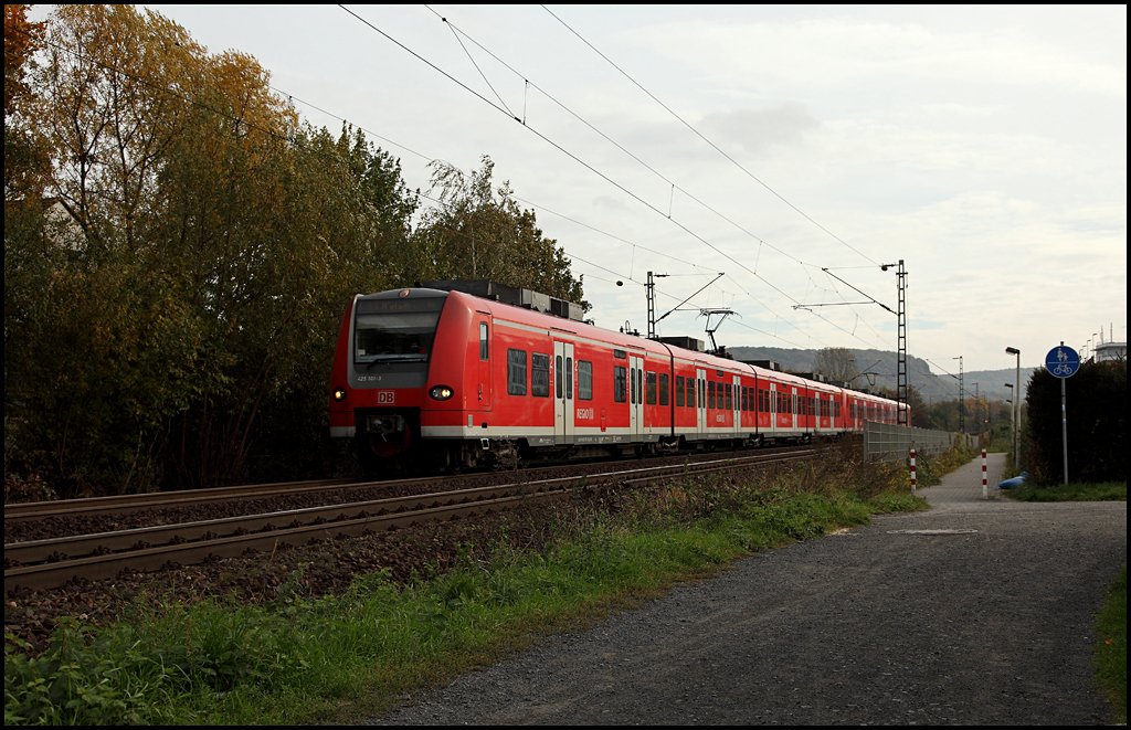 425 101/601 und ein Schwestertriebzug sind als RE8  Rhein-Erft-Express  von Koblenz Hbf nach Mnchengladbach Hbf unterwegs. (24.10.2009)
