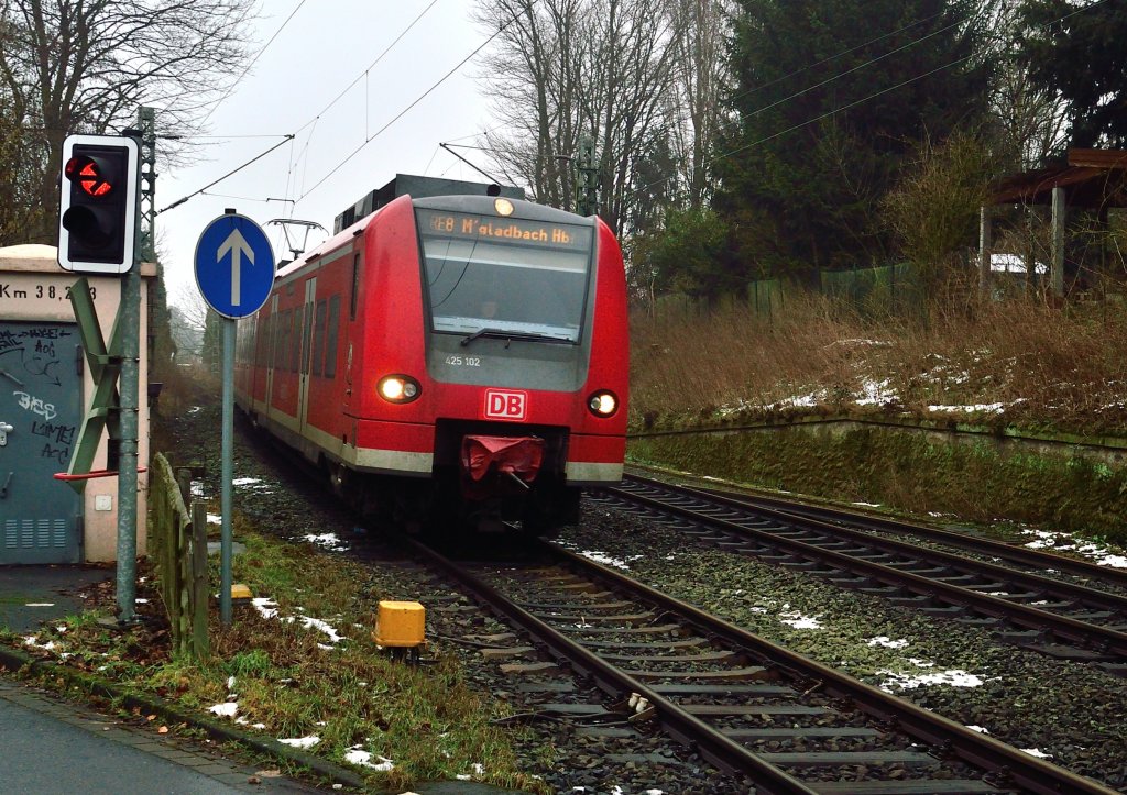 425 102 als RE8 am Bahnbergang in Jchen an der Mhle. 15.2.2013