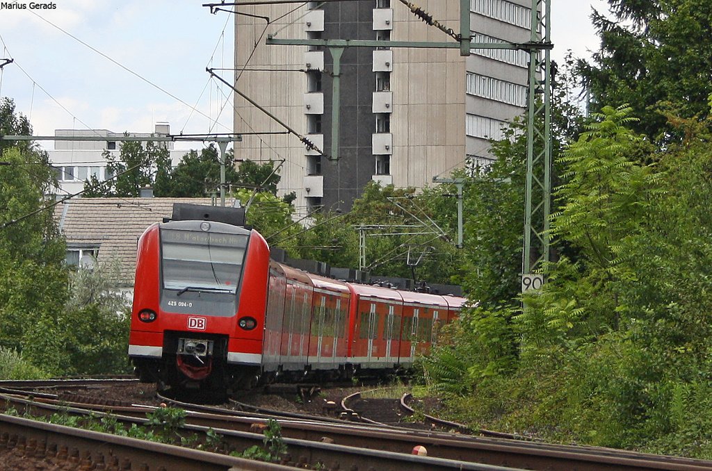 425 106 und 425 094 zusammen als RE8 nach Mnchengladbach Hbf hinter dem Bahnhof Bonn-Beuel 28.7.09