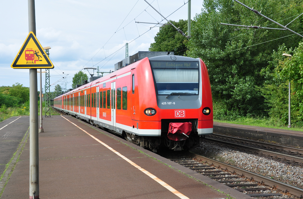 425 107-0 RE8 nach Koblenz Hbf bei der Einfahrt Bonn-Oberkassel - 19.09.2010