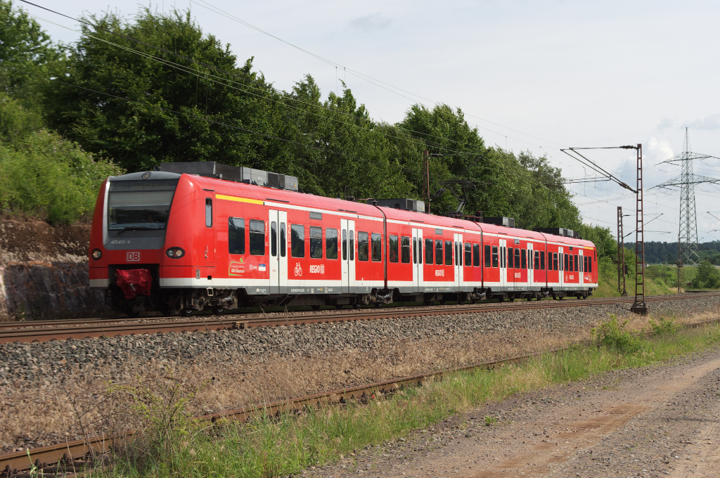 425 112 ist als RB aus Saarbrcken nach Saarhlzbach unterwegs. Nur noch wenige Zge enden in Saarhlzbach. Zu Zeiten der Bundesbahn war dies noch anders. Da endeten viele Nahverkehrszge an der Landesgrenze Saarland / Rheinland-Pfalz.
Bahnstrecke 3230 Saarbrcken - Karthaus / KBS 685 beim Anschlu Kraftwerk Ensdorf am 29.06.2013