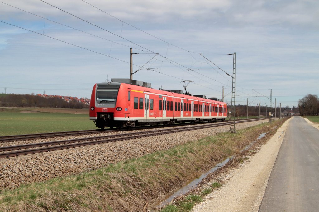 425 125-2 als RE von Landshut nach Freising am 14.04.2013 bei Langenbach