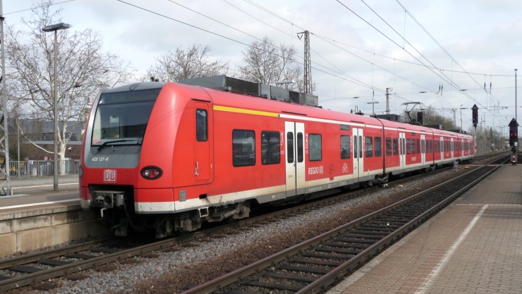 425 127 fhrt mit Ziel  nicht einsteigen  in Trier HBf ein - warum auch einsteigen, es gab schnere Zge an dem Tag...