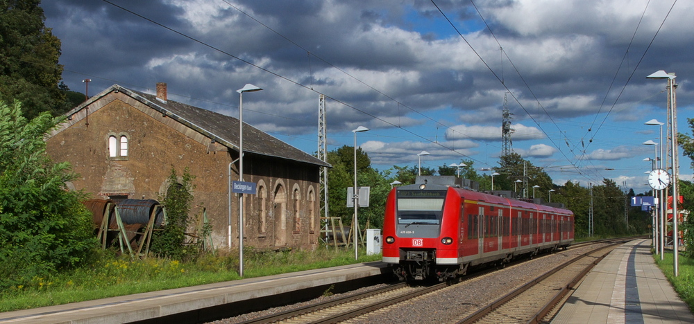 425 128-6 im ehemaligen Bahnhof Beckingen Saar - 

Heute leider nur noch ein Haltepunkt, alle Weichen und Nebengleise sind verschwunden.
Aus der Zeit des Gterumschlages ist noch ein alter Schuppen erhalten.

425 128 hlt im Berufsverkehr gleich in Beckingen - Saar.

KBS 685 12.09.2011