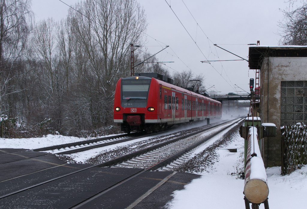 425 132 ist als Regionalbahn Trier - Homburg/Saar unterwegs. In der Nacht hatte es leicht geschneit, sodass der Triebwagen eine leichte Schneefahne hinter sich her zog.
Hier bei der Anrufschranke in Saarlouis-Roden. Wir stehen immer sicher innerhalb des Gelnders des Fugngerberweges.
KBS 685 15.01.2013