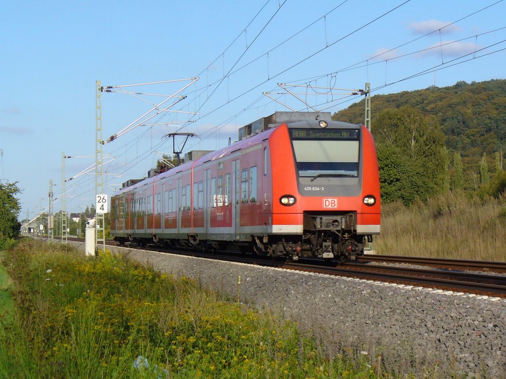 425 134/634 f�hrt als RE 60 Kaiserslautern - Saarbr�cken am 14.09.2011 bei Landstuhl in Richtung Homburg (Saar)

