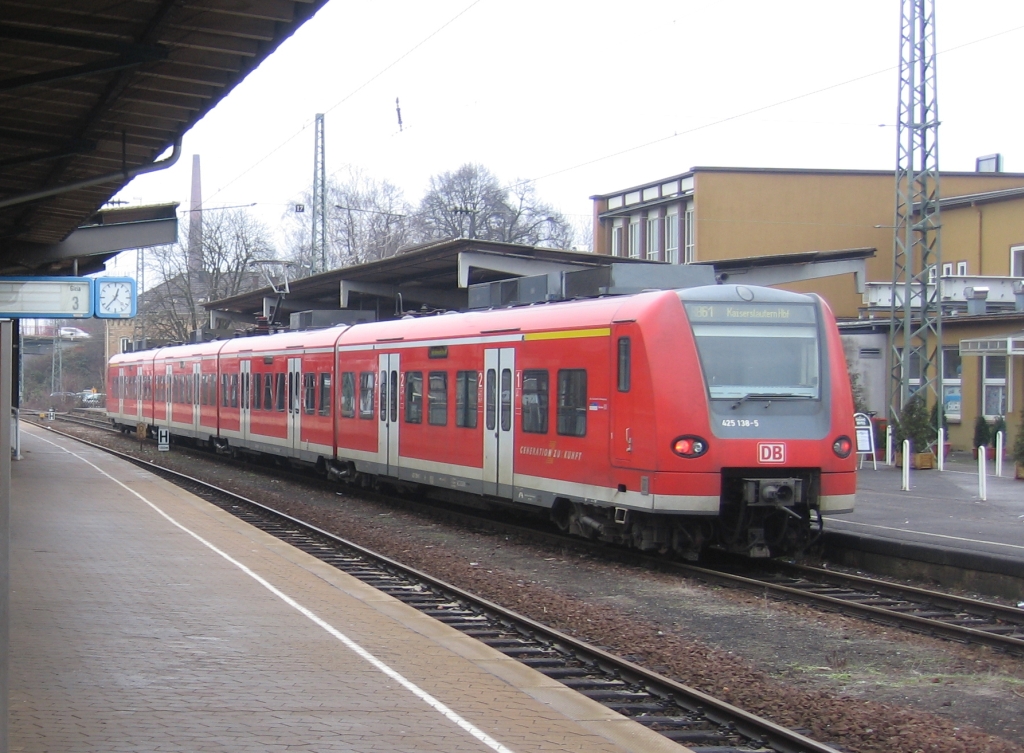 425 138-5 steht 20/1/2006 auf Gleis Eins im Homburg (Saar) Hauptbahnhof.