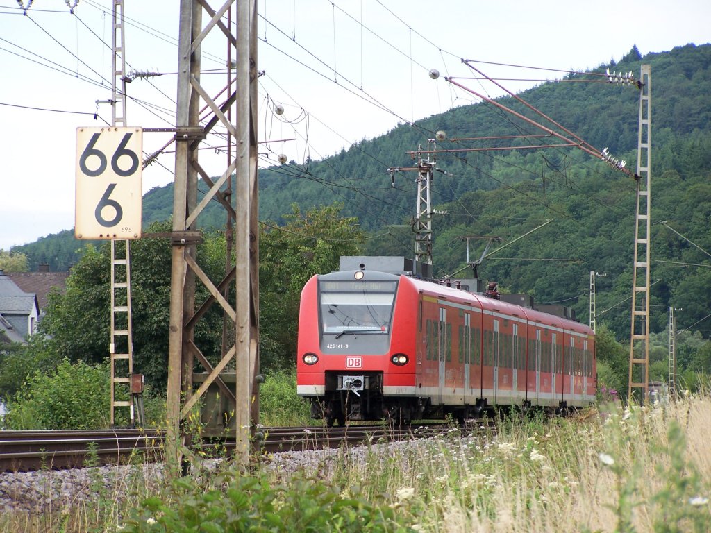 425 141-9 als RB 81 auf dem Weg von Koblenz nach Trier.
Aufgenommen an dem wohl teufligsten Standort der Moselstrecke, Kilometer 66.6 in Bengel

Aufgenommen am 14.07.2009