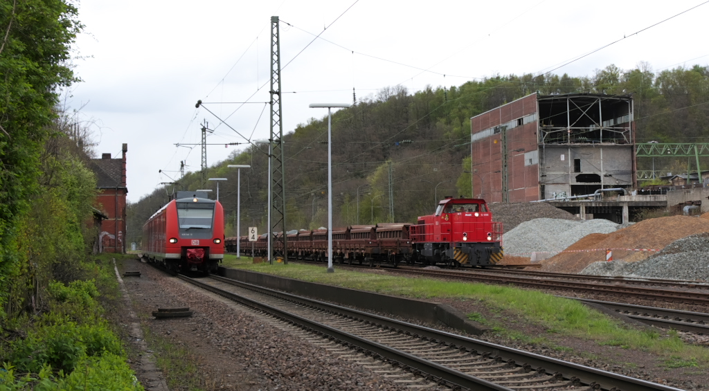 425 141-9 als Regionalbahn nach Saarbrcken im Bahnhof Luisenthal/Saar. Vor der ehemaligen Kohleverladung der Grube Luisenthal hat ESG 1 - MaK G1206 einen Schotterzug gebracht. 23.04.2012 KBS 685