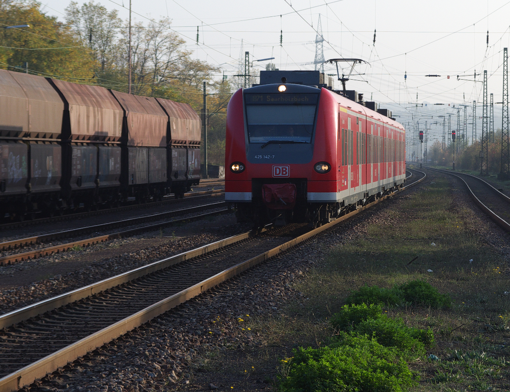 425 142 als Regionalbahn von Saarbr�cken nach Saarh�lzbach, Einfahrt Ensdorf/Saar.
Fr�her als es noch die Deutsche Bundesbahn gab und der Personennahverkehr noch nicht regionalisiert war, da endeten viele Z�ge in Saarh�lzbach. Daher gab es dort umfangreiche Gleisanlagen, die das Kopf machen und Umsetzen erm�glichten. Heute reicht ein Stumpfgleis als Endstation.

24.10.2012