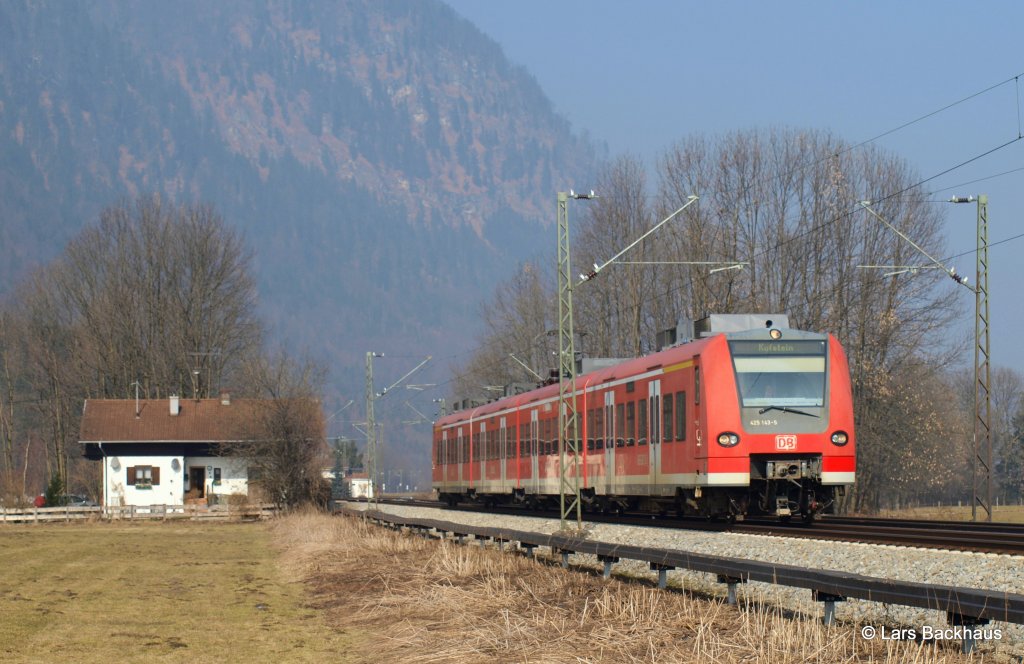 425 143-5 ist am 5.03.11 als RB 79063 Richtung Kufstein bei Niederaudorf unterwegs.