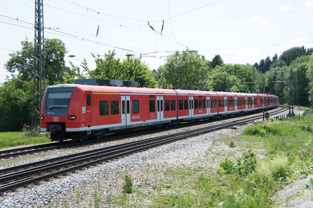 425 144-3 als Leerfahrt am 31.05.11 im Bahnhof Aling.
