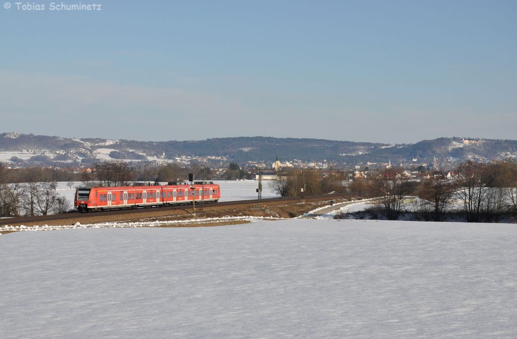 425 147 (94 80 0425 147-6 D-DB) als Ersatzzug RE98910 von Landshut nach Nrnberg fr RE4258 am 02.03.2013 bei Plling