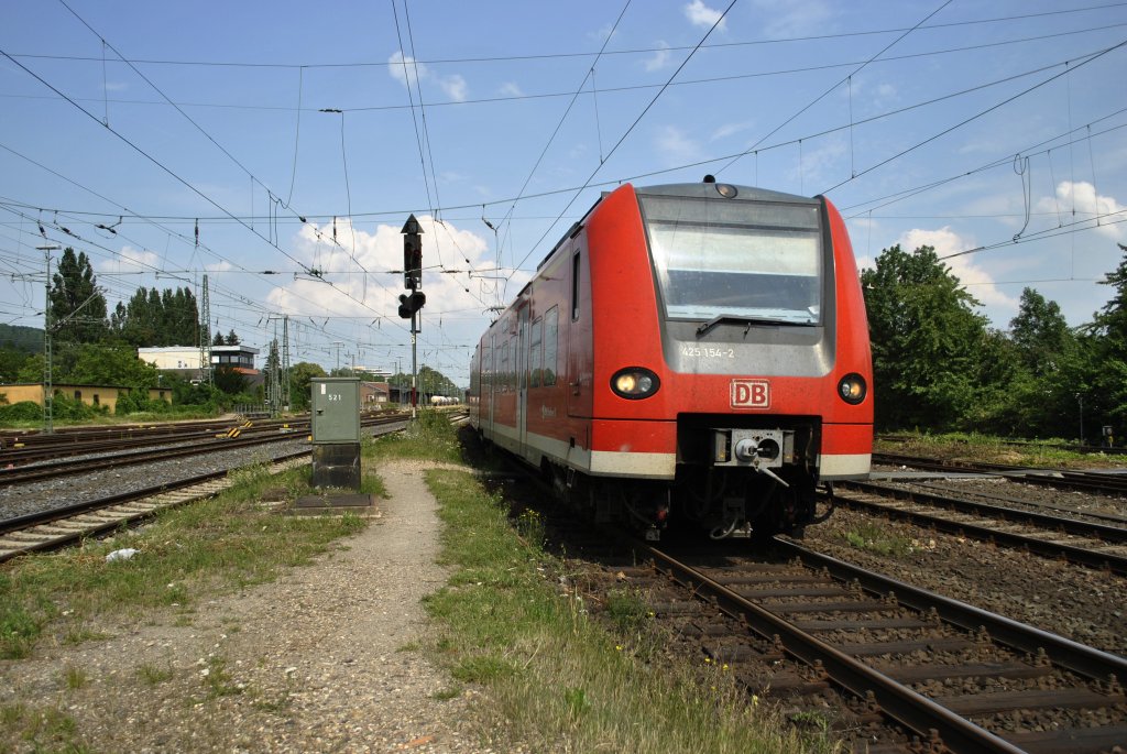 425 154 der S-Bahn Hannover bei der Einfahrt in Hameln (Fotografiert von Bahnsteigende ffenlicher Bereich), am 12.07.2011.