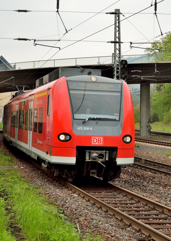 425 208-6/Einfahrt einer S1 aus Osterburken kommend in den Bahnhof Neckargemnd am Mittwoch den ersten Mai 2013. 