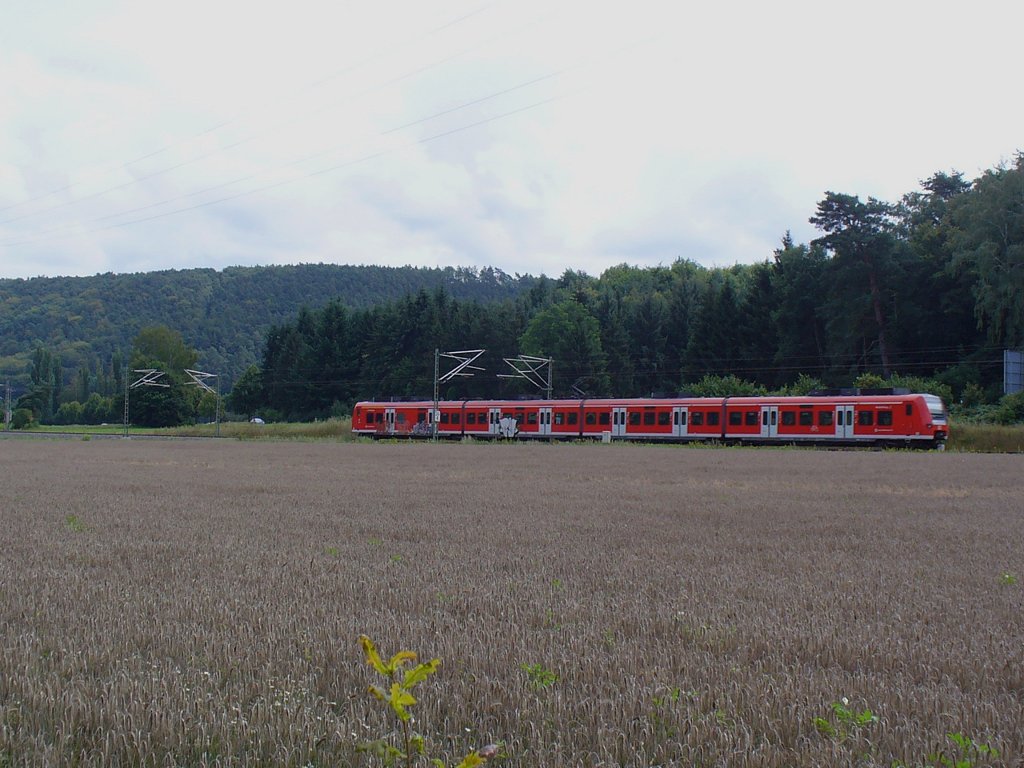 425 208/708 ist als S1 von Osterburken nach Homburg (Saar) am 05.08.2011 bei Landstuhl