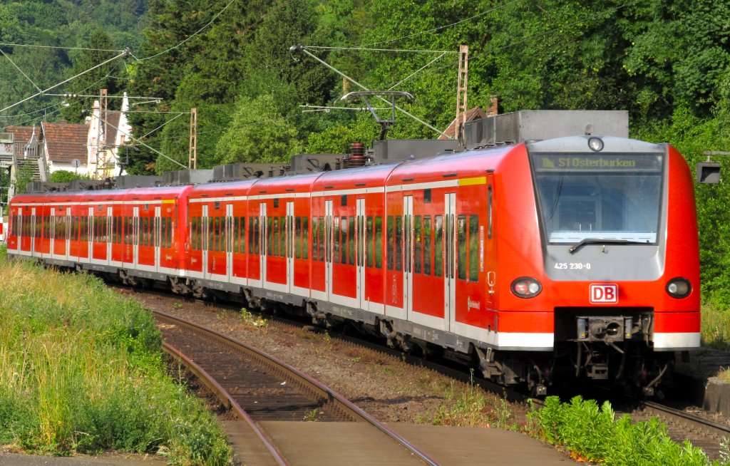 425 230-0 der Stuttgarter S-Bahn am 2.6.2011 in Heidelberg-Altstadt.