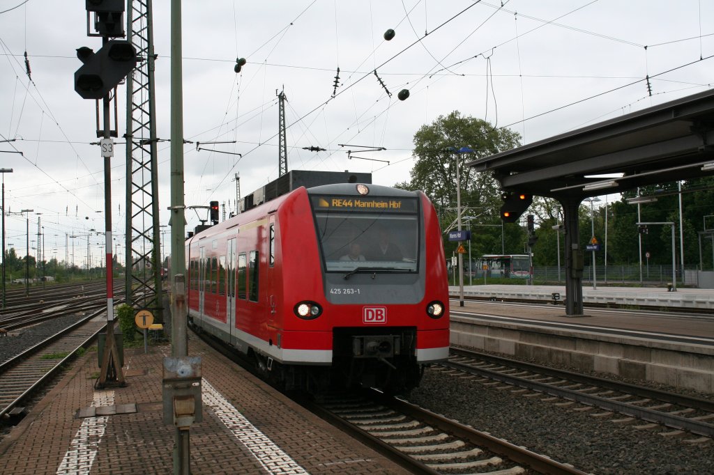 425 263-1 als RE44 nach Karlsruhe Hbf am 22.05.13 bei der Einfahrt in Worms Hbf.