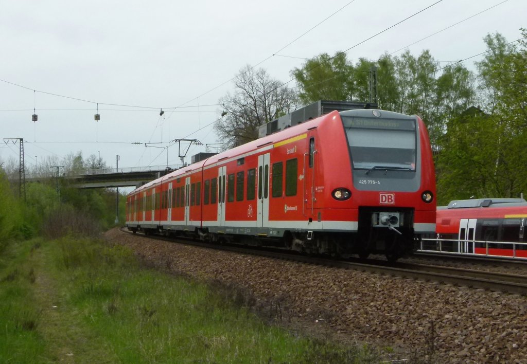 425 275/775 (Sarstedt) der S Bahn Hannover ist als S 1 Homburg (Saar) - Osterburken am 30.04.2012 bei Kaiserslautern Pfaffwerk