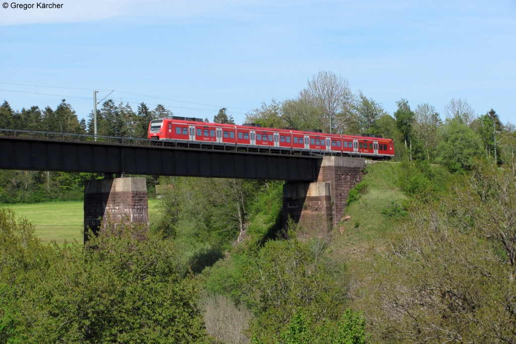 425 302-7 als RE 19571 (Stuttgart-Freudenstadt) am stlichen Widerlager des Stockerbachviadukt. Aufgenommen am 17.05.2012 in Aach bei Dornstetten.