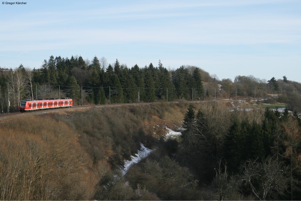 425 302 als RE 19567 (Stuttgart-Freudenstadt) kurz vor Dornstetten. Aufgenommen am 01.12.2012.