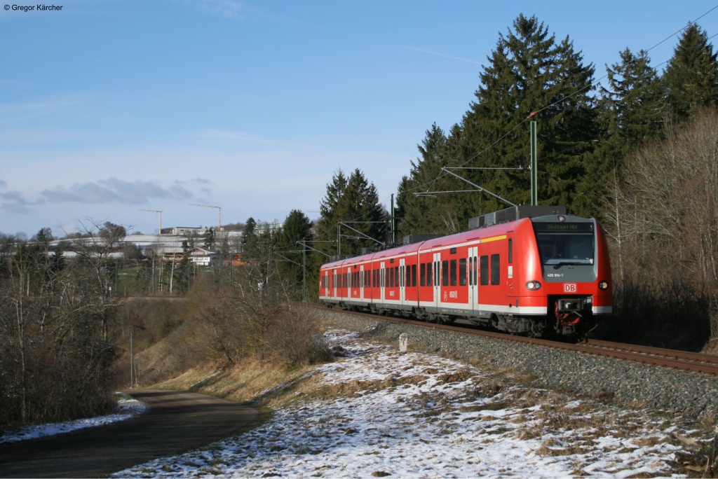 425 314 als RE 19560 (Freudenstadt-Stuttgart) beim Bahnbergang Lattenberg zwischen Dornstetten und Schopfloch. Aufgenommen am 01.12.2012.