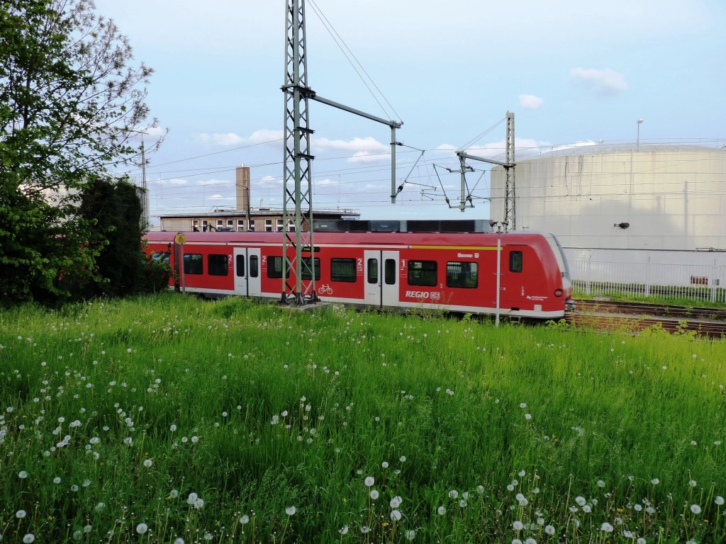 425 316 bei der Abfahrt in Nordenham Bf am 14.05.2010