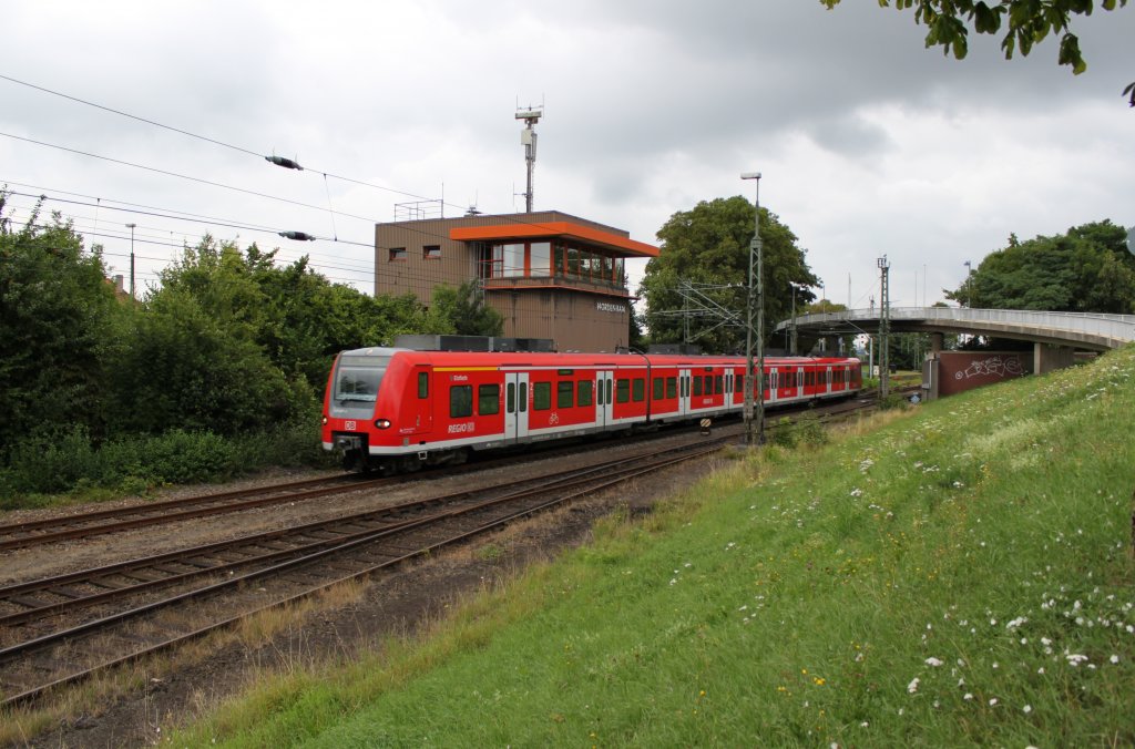 425 317 am 16.08.2010 in Nordenham, Abfahrt 16:49 Uhr. Im Hintergrund das Stellwerk Nf.