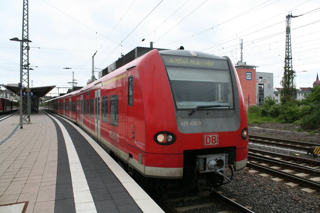 425 320-9 als RB 44 nach Mainz Hbf am 22.05.13 beim Zwischenhalt in Worms Hbf.