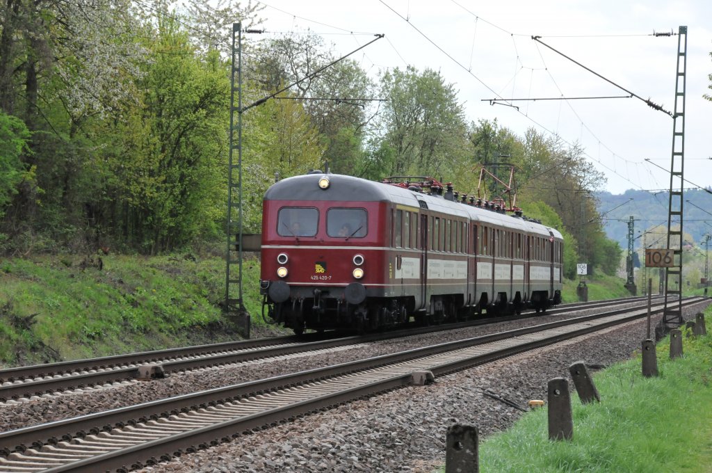 425 420-7 der SVG mit einem Fußballsonderzug unterwegs rechtsrheinisch in Richtung Köln. Aufgenommen am 16/04/2011 inb Unkel.