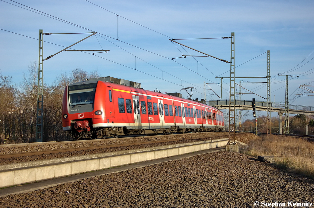 425 505-5 als RB30 (RB 17820) von Sch�nebeck-Bad Salzelmen nach Wittenberge, legt sich in die Kurve bei Stendal(Wahrburg). 22.11.2012