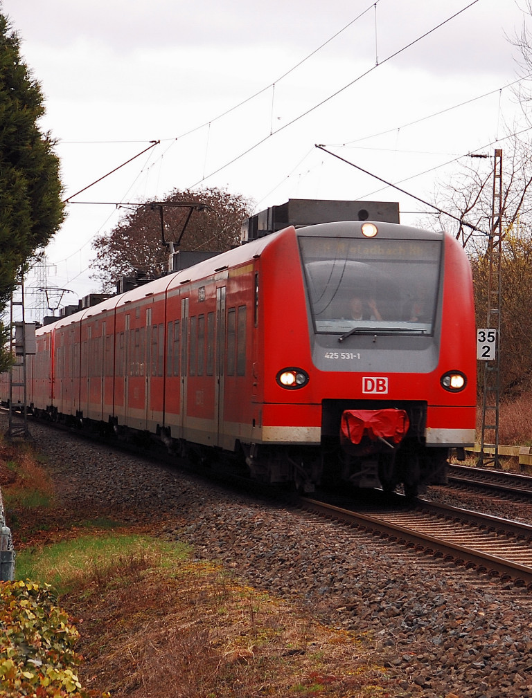 425 531-1 bei Gubberath als RE8 nach Mnchengladbach.18.3.2012