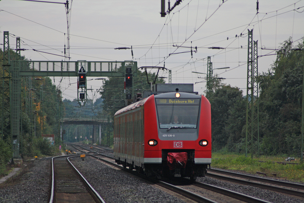 425 536-0 als RB11058 von Aachen nach Duisburg Hbf bei der Einfahrt in Geilenkirchen, 3.10.10