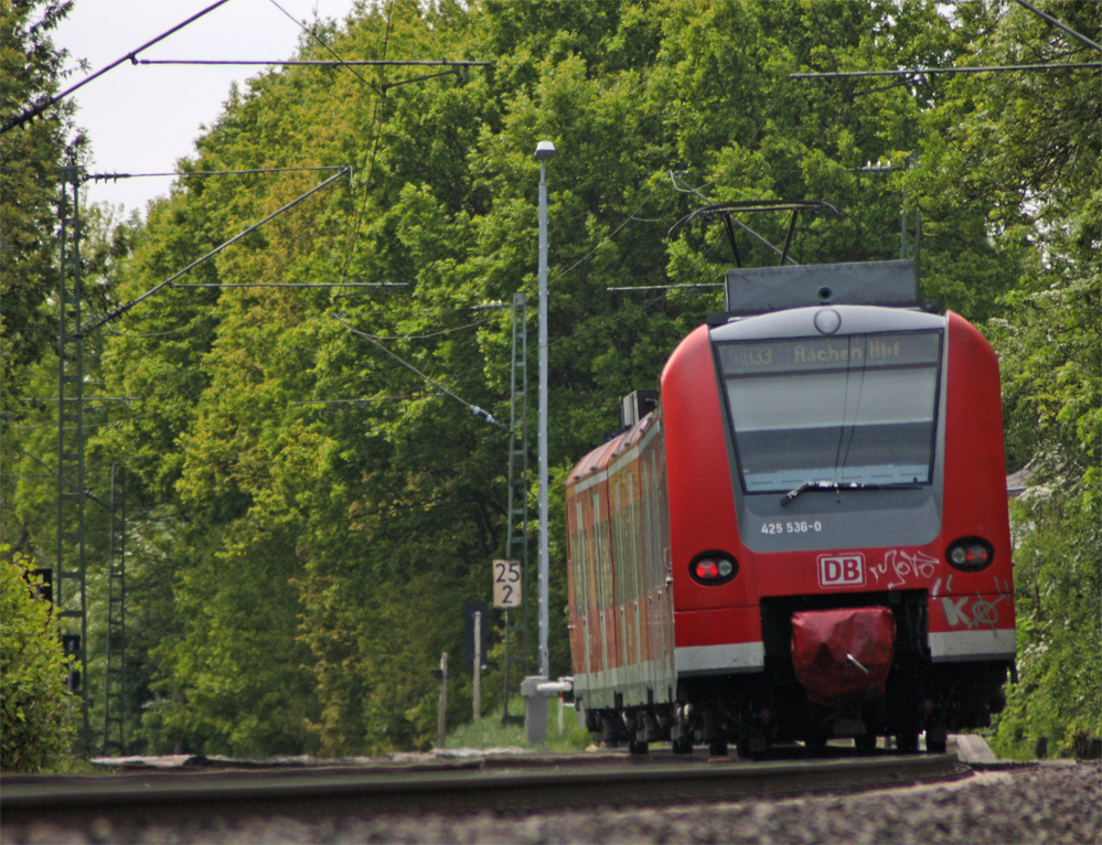 425 536-0 als RB11067 zwischen Geilenkirchen und bach-Palenberg am B im Stadtteil Frelenberg, 19.5.10