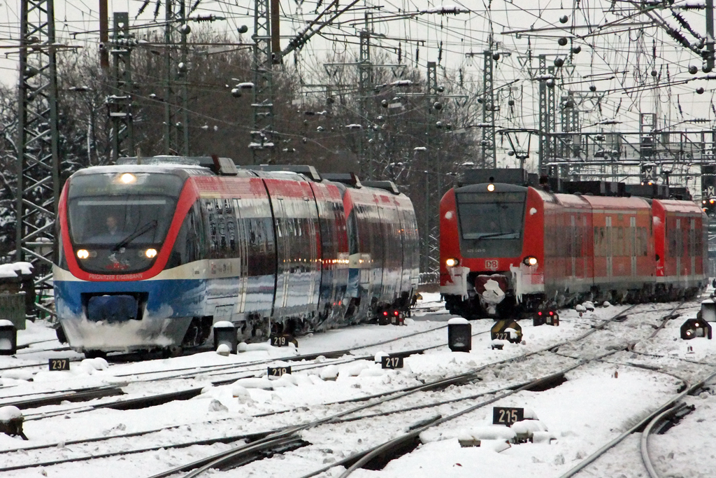 425 541-0 als RE6 nach Dsseldorf bei der gemeinsamen Einfahrt mit einem VT der Prignitzer Eisenbahn in Dortmund 19.12.2010