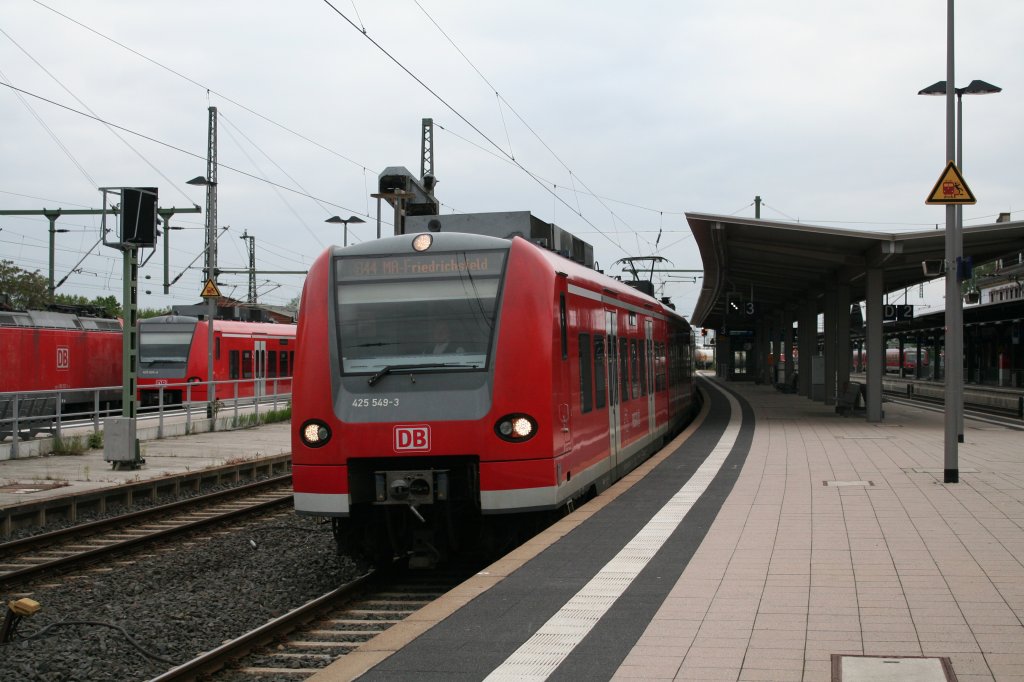 425 549-3 als RB44 nach Mannheim-Friedrichfeld am 22.05.13 bei der Ausfahrt aus Worms Hbf.