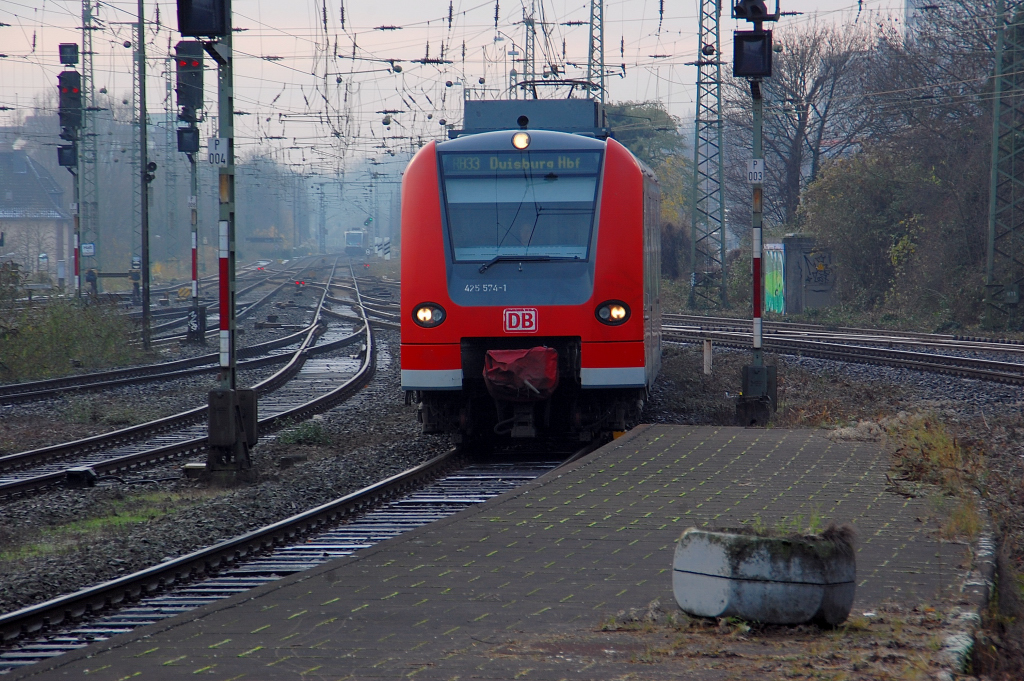 425 574-1 f�hrt in den Bahnhof M�nchengladbach ein, Ziel der Fahrt der RB33 ist Duisburg Hbf. 27.11.2010