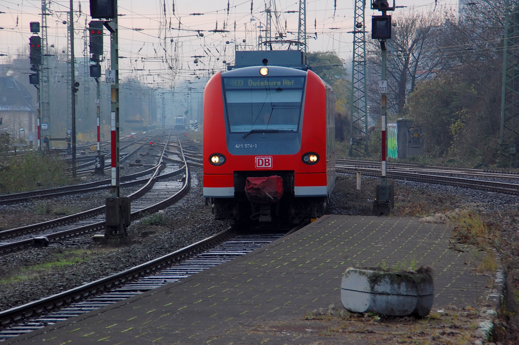 425 574-1 fhrt in den Bahnhof Mnchengladbach ein, Ziel der Fahrt der RB33 ist Duisburg Hbf. 27.11.2010