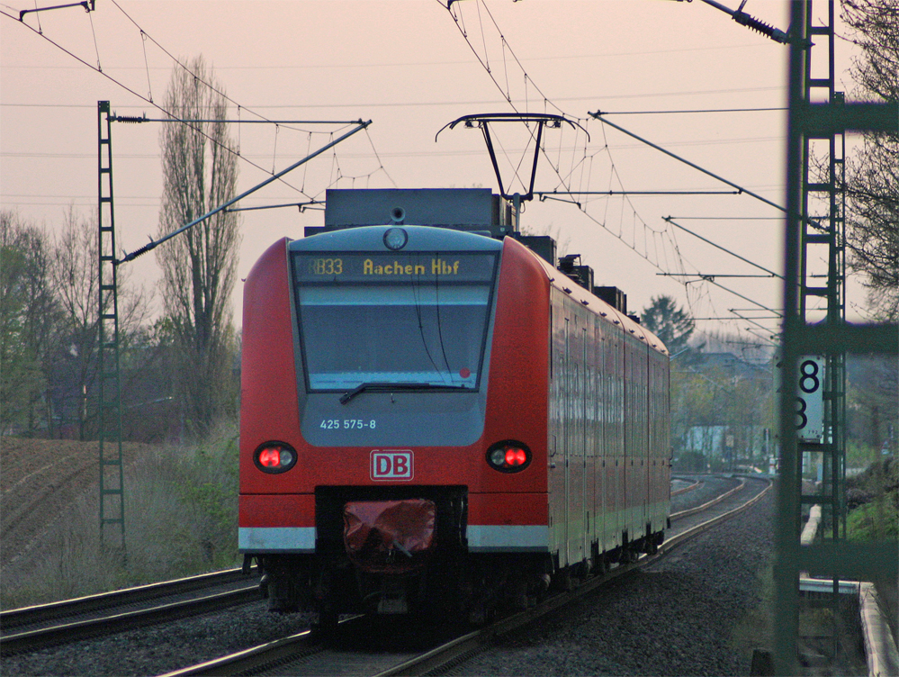 425 575-8 als RB33 aus Duisburg nach Aachen zwischen Lindern und Geilenkirchen an der ehem. Anrufschranke 14.4.10