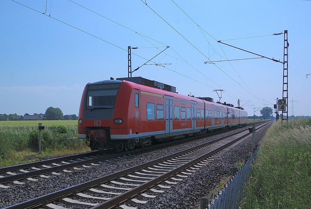 425 576-6 als RB 33 nach Duisburg zwischen Herrath und Wickrath auf der Kbs 485. 8.6.2013