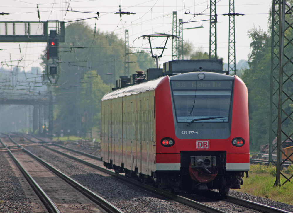 425 577-4 als RB11077 nach Aachen bei der Ausfahrt in Geilenkirchen, 8.5.10