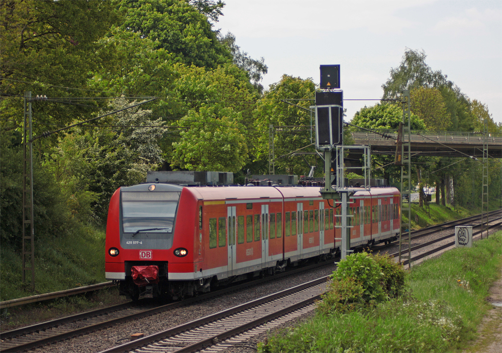 425 577-4 passiert als RB11064 aus Aachen nach Duisburg gerade das Esig zum Bahnhof Geilenkirchen, in einer Minute wird der Zug seinen planm��ig 6 Zwischenhalt einlegen, 19.5.10