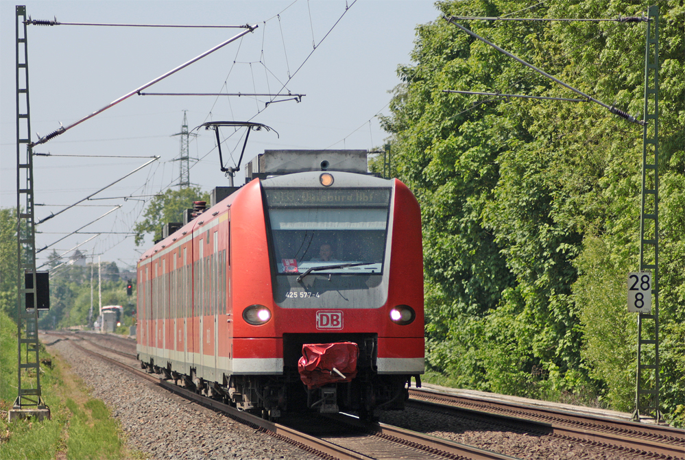 425 577 als RB11064 aus Aachen nach Duisburg am Km 28.8 zwischen Geilenkirchen und Lindern, Gr��e an den Tf, 22.5.10