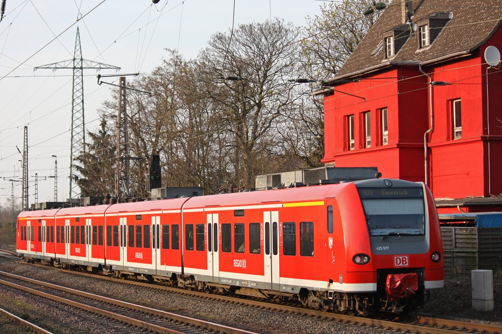 425 577 fuhr am 27.3.12 als umgeleitete RB 35 durch Ratingen-Lintorf.