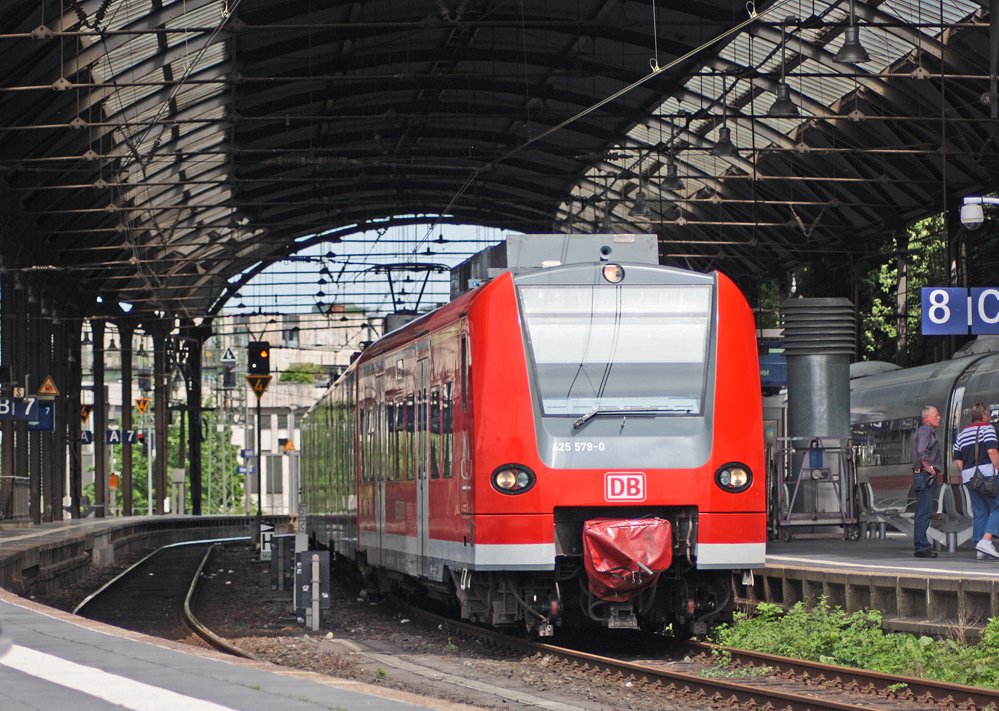 425 579-0 als RB33 (11072) nach Duisburg im Gleis 8 in Aachen Hbf, 13.6.10