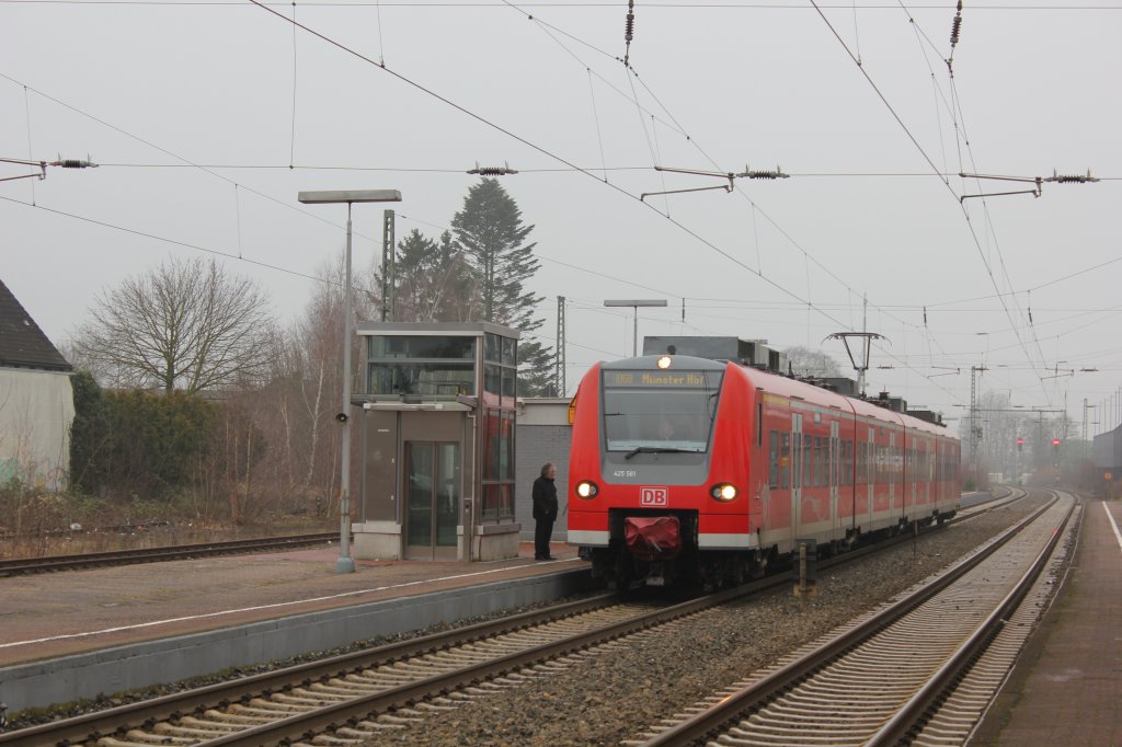 425 581-6 wartet am 04.01.2013 in Greven auf die Weiterfahrt nach Mnster.