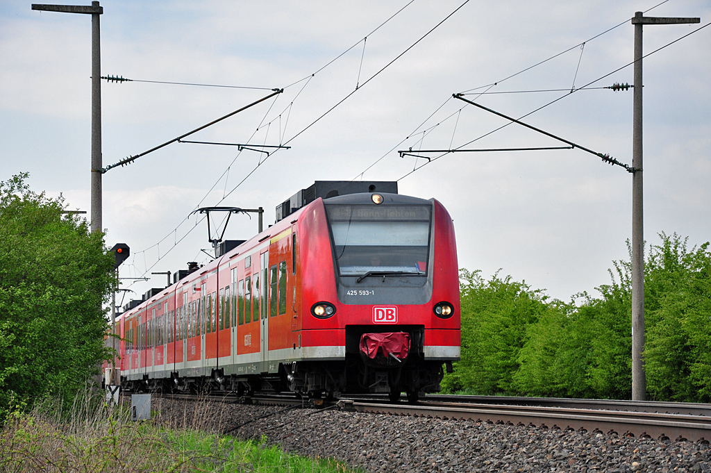425 593-1 nach Bonn-Mehlem kurz hinter Bf-Brhl - 15.04.2011