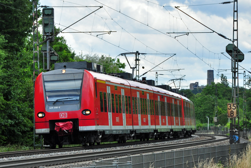 425 598-0  brettert  durch Bonn-Sd Richtung Bonner-Hbf - 11.06.2011